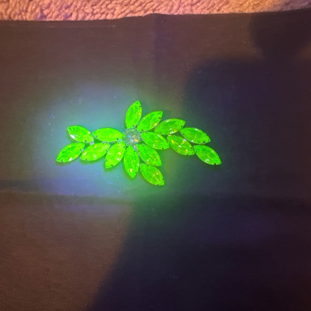 Vintage Green UV Reactive Brooch – 1950s 1960s